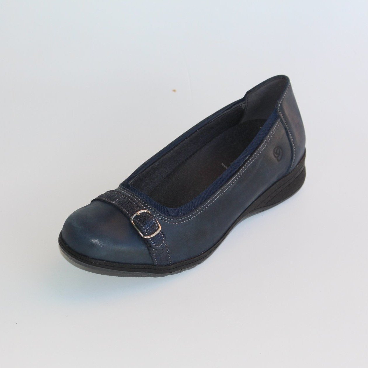 Clarks ladies flat best sale shoes